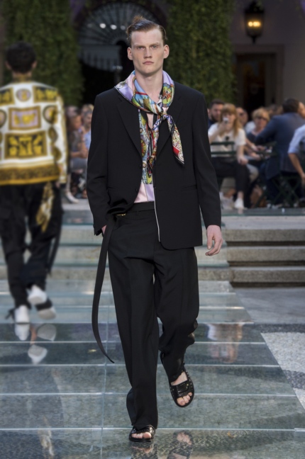 versace-milan-mens-ss-18-runway-33