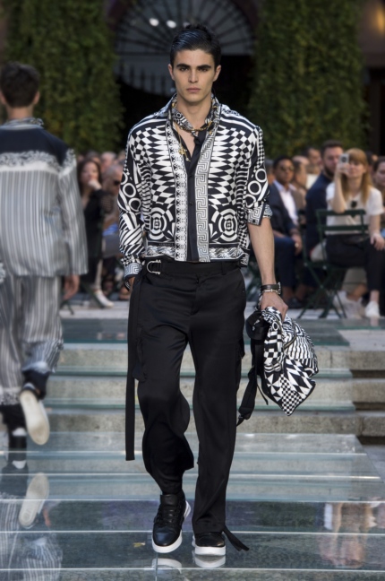versace-milan-mens-ss-18-runway-42