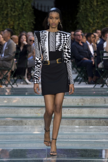 versace-milan-mens-ss-18-runway-43