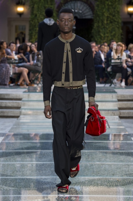 versace-milan-mens-ss-18-runway-45