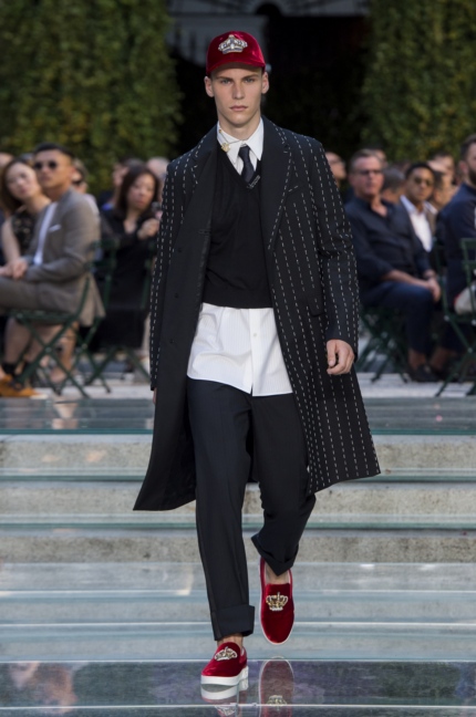 versace-milan-mens-ss-18-runway-48