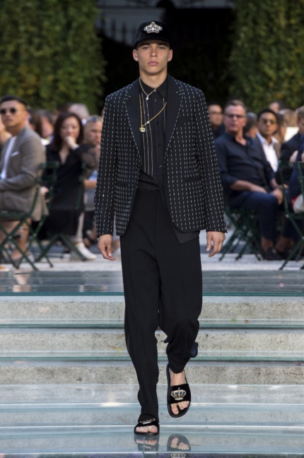 versace-milan-mens-ss-18-runway-50