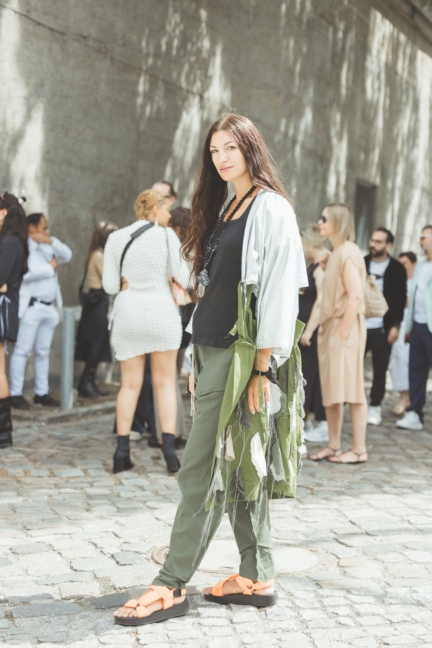 dzhus_ss24_streetstyle7_by_caroline_kynast_for_bfw