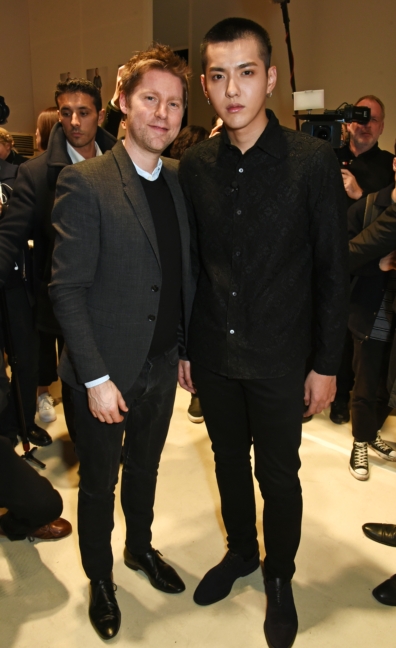 christopher-bailey-and-kris-wu-backstage-at-the-burberry-menswear-january-2016-show