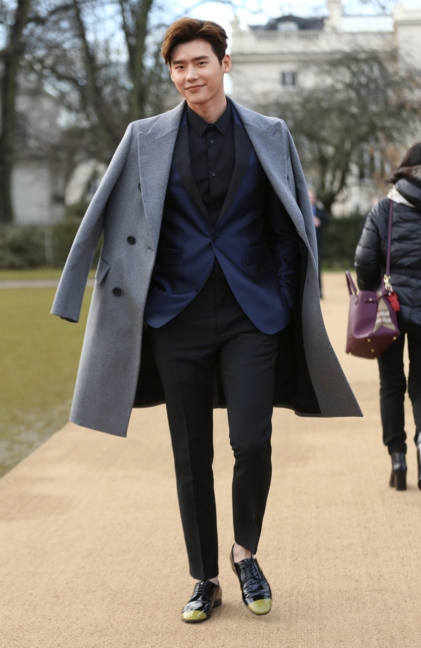 lee-jong-suk-wearing-burberry-on-the-front-row-of-the-burberry-menswear-january-2016-show_002