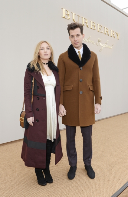 mark-ronson-and-josephine-de-la-baume-wearing-burberry-at-the-burberry-menswear-january-2016-show