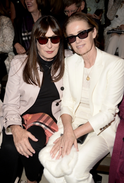 anjelica-huston-and-lisa-love-on-the-front-row-at-the-burberry-_london-in-los-angeles_-event