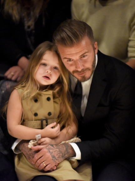 david-and-harper-beckham-on-the-front-row-at-the-burberry-_london-in-los-angeles_-event