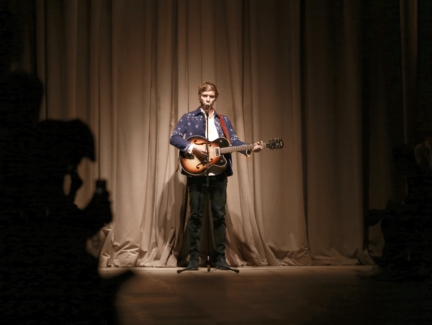 george-ezra-performing-live-at-the-burberry-_london-in-los-angeles_-even_002
