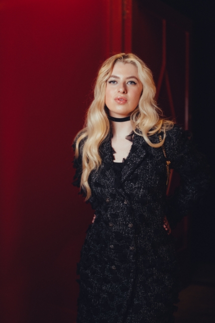 chanel_anais_gallagher_chanel_metiers-dart-2023_2024_show_december_7th-hd