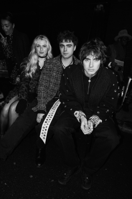 chanel_anais_gallagher_lennon_gallagher_gene_gallagher_chanel_metiers-dart-2023_2024_show_december_7th-hd