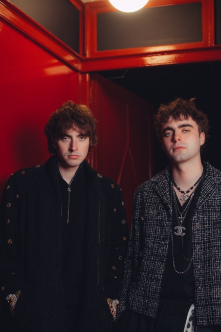 chanel_gene_gallagher_lennon_gallagher_chanel_metiers-dart-2023_2024_show_december_7th_2-hd