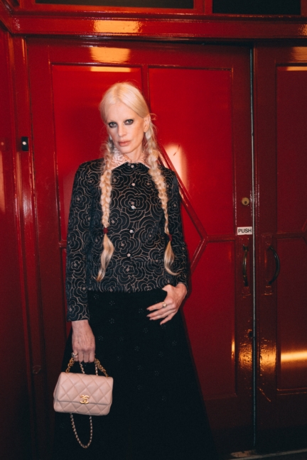 chanel_kristen_mcmenamy_chanel_metiers-dart-2023_2024_show_december_7th-hd