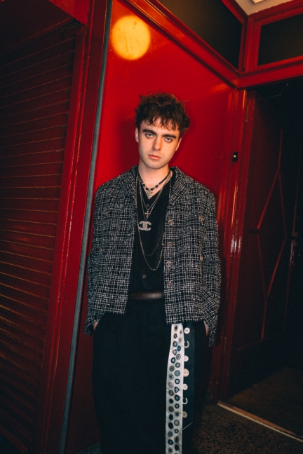 chanel_lennon_gallagher_chanel_metiers-dart-2023_2024_show_december_7th_1-hd