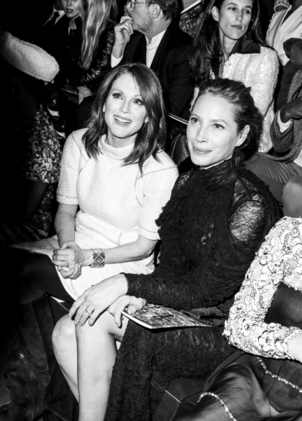 32_julianne_moore_with_christy_turlington_at_the_paris_new_york_metiers_dart_show