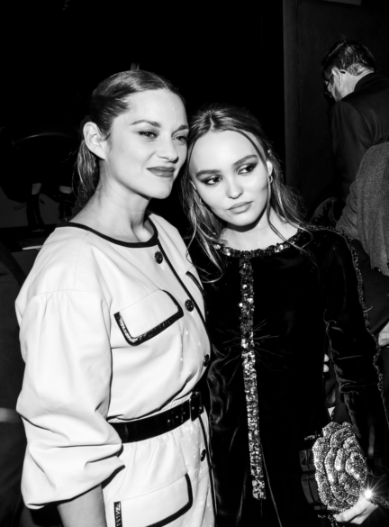 43_marion_cotillard_with_lily_rose_depp_at_the_paris_new_york_metiers_dart_show