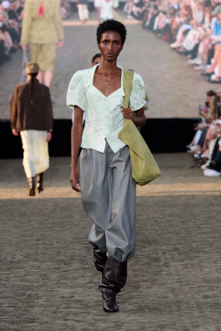 ss26-copenhagen-fashion-week-baum-und-pferdgarten-runway-2x3-james-cochrane-10