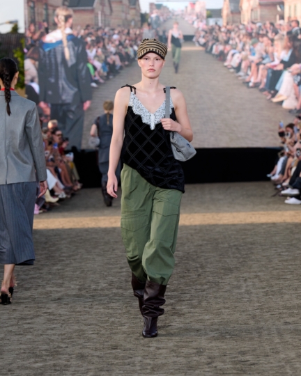 ss26-copenhagen-fashion-week-baum-und-pferdgarten-runway-4x5-james-cochrane-4