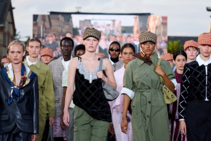 ss26-copenhagen-fashion-week-baum-und-pferdgarten-runway-4x5-james-cochrane-40