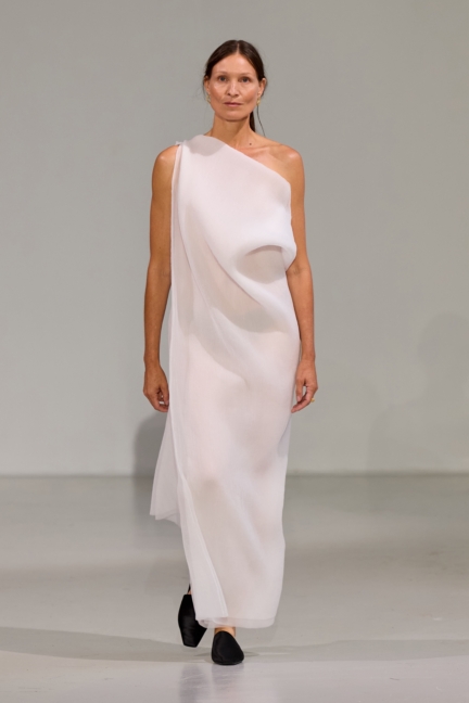 ss26-copenhagen-fashion-week-freya-dalsjo-runway-2x3-james-cochrane-2