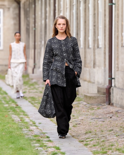 ss26-copenhagen-fashion-week-skall-studio-runway-4x5-james-cochrane-32