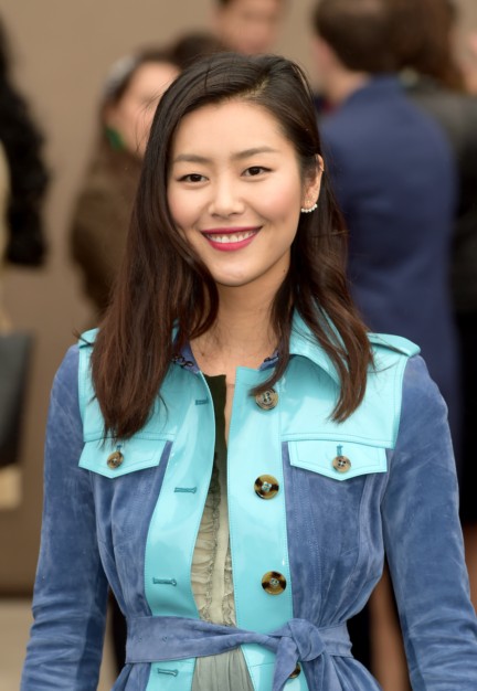 liu-wen-wearing-burberry-at-the-burberry-prorsum-autumn_winter-2015-sho_004