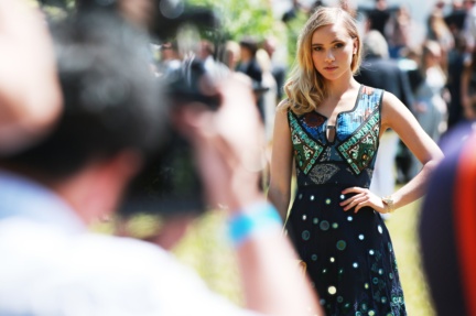 suki-waterhouse-wearing-burberry-make-up-at-the-burberry-menswear-spring_summer-2016-show