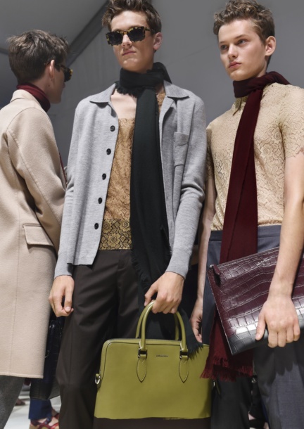 backstage-at-the-burberry-menswear-spring-summer-2016-sho_007