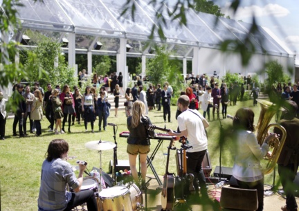 keston-cobblers-club-performing-live-at-the-burberry-menswear-spring-summer-2016-sho_002