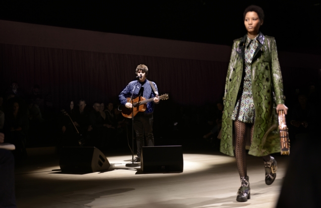 jake-bugg-performing-live-at-the-burberry-womenswear-february-2016-show_001