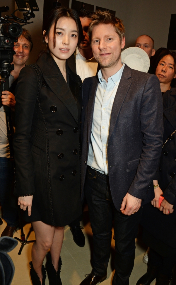 christopher-bailey-and-han-hyo-joo-backstage-at-the-burberry-womenswear-february-2016-show