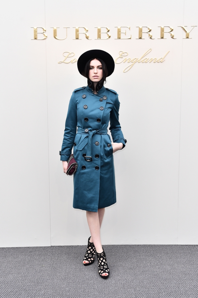 tali-lennox-wearing-burberry-at-the-burberry-womenswear-february-2016-show_001