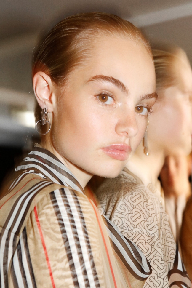 backstage-at-the-burberry-spring_summer-2019-show_010-2