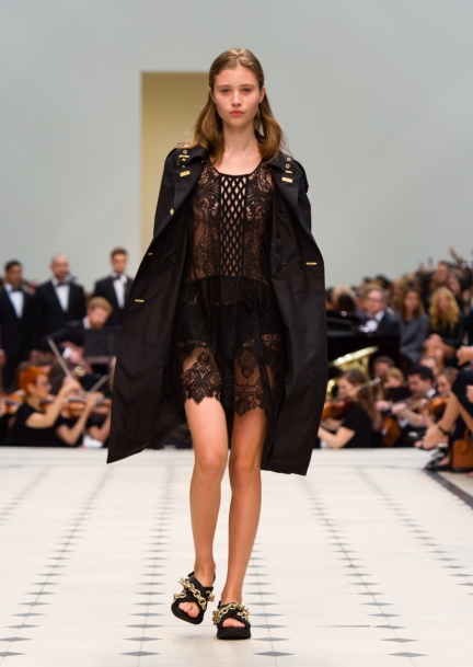 burberry-womenswear-s_s16-collection-look-1