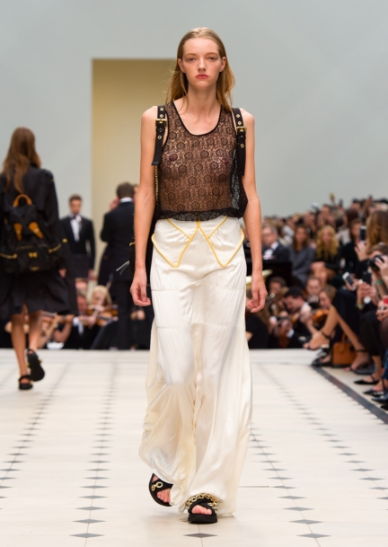 burberry-womenswear-s_s16-collection-look-2