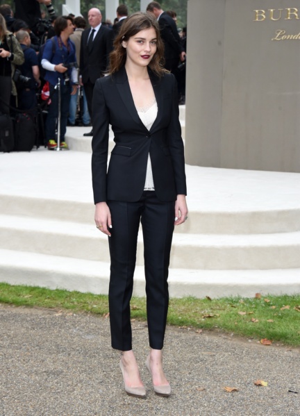 amber-anderson-wearing-burberry-at-the-burberry-womenswear-s_s16-show