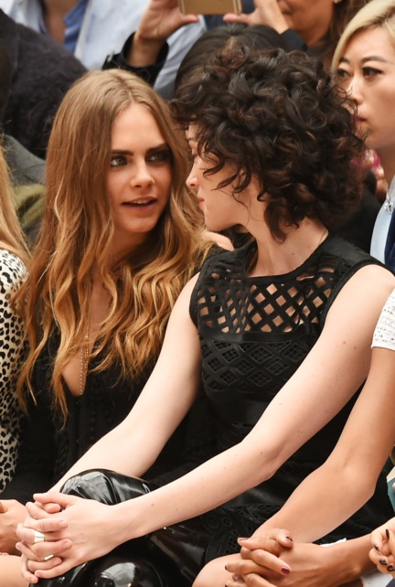 cara-delevingne-and-annie-clark-on-the-front-row-at-the-burberry-womenswear-s_s16-show