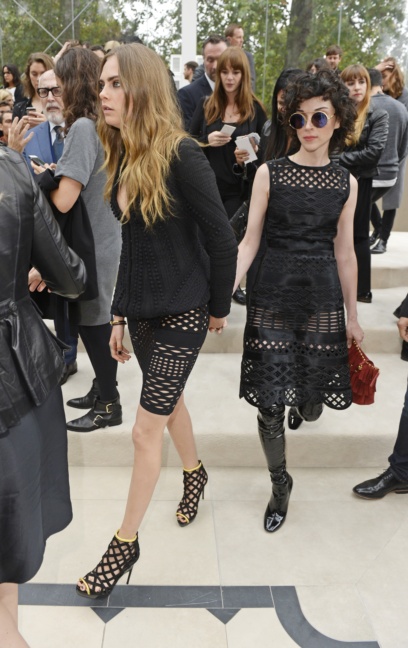 cara-delevingne-and-annie-clark-wearing-burberry-to-the-burberry-womenswear-s_s16-show