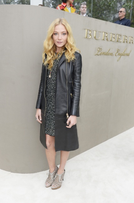 clara-paget-wearing-burberry-to-the-burberry-womenswear-s_s16-show