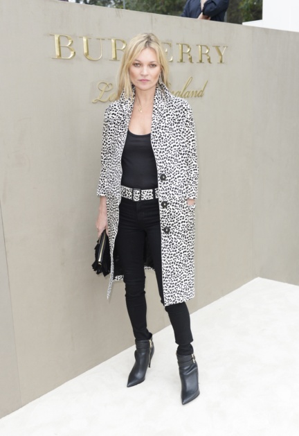 kate-moss-wearing-burberry-to-the-burberry-womenswear-s_s16-show