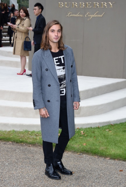 oscar-tuttiett-wearing-burberry-at-the-burberry-womenswear-s_s16-show