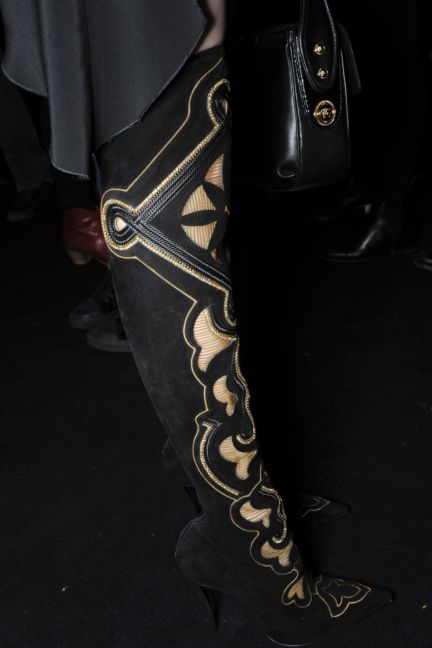 versace-backstage-milan-fashion-week-autumn-winter-2014-00043