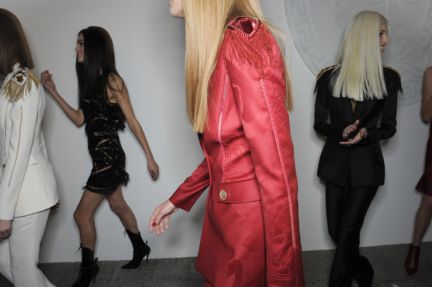 versace-backstage-milan-fashion-week-autumn-winter-2014-00119