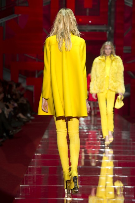 versace-milan-fashion-week-autumn-winter-2015-runway-back-10