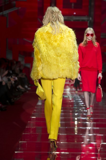 versace-milan-fashion-week-autumn-winter-2015-runway-back-11