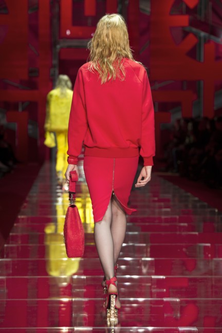 versace-milan-fashion-week-autumn-winter-2015-runway-back-12