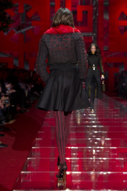 versace-milan-fashion-week-autumn-winter-2015-runway-back-14