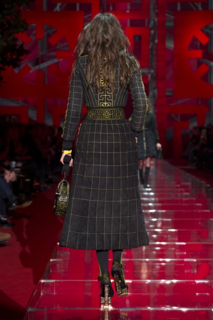 versace-milan-fashion-week-autumn-winter-2015-runway-back-15
