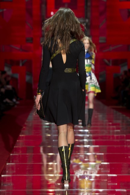 versace-milan-fashion-week-autumn-winter-2015-runway-back-19