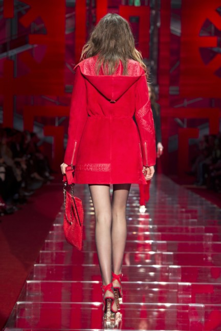 versace-milan-fashion-week-autumn-winter-2015-runway-back-24